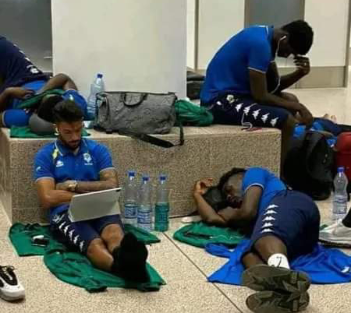 Les Gabonais contraints de dormir à l'aéroport, Aubameyang tacle la CAF