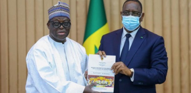 Moustapha Niasse remet le rapport sur les inondations à Macky Sall