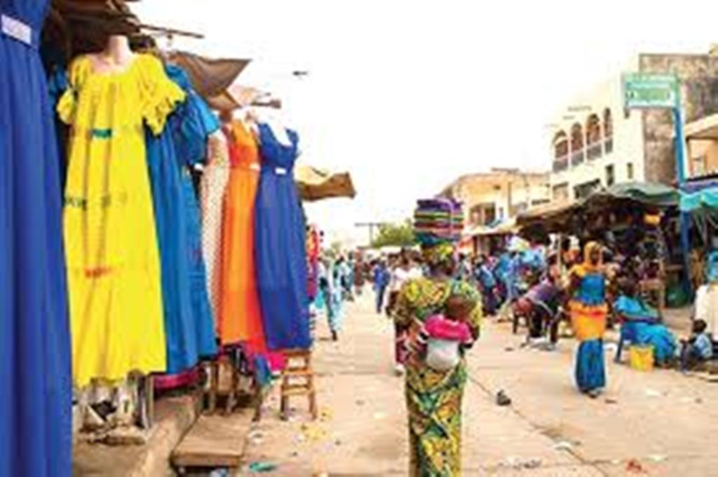 Marché HLM: les commerçants refusent de payer la taxe municipale et menacent de prendre les pirogues