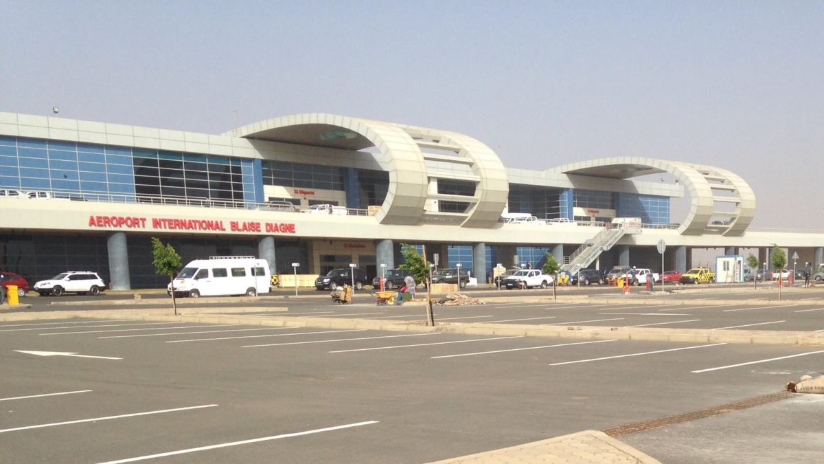 Aéroport Dakar Blaise Diagne : Des agents ramassent une forte somme d’argent remise à son propriétaire, un passager