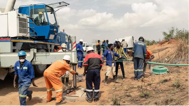 Les sauveteurs s'activent pour venir en aide aux 40 mineurs pris au piège après l'effondrement d'une mine, le 27 novembre 2020, au Zimbabwe. Jekesai NJIKIZANA AFP