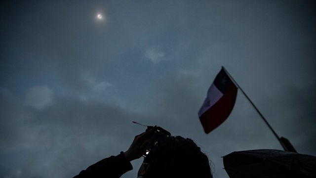 Éclipse totale du soleil : le sud du Chili et de l'Argentine plongés dans l'obscurité
