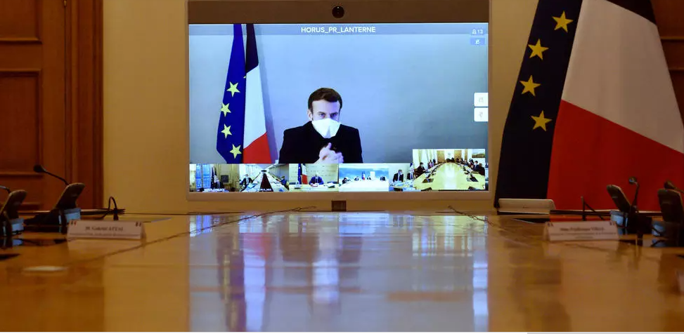 Macron présente "encore des symptômes" du Covid-19 (Attal)