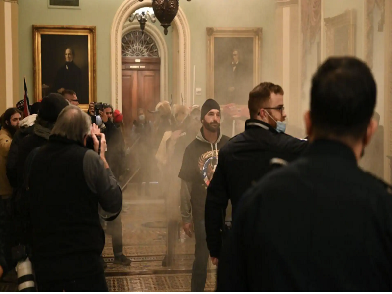 Le chaos à Washington: des manifestants pro-Trump entrent dans le Capitole