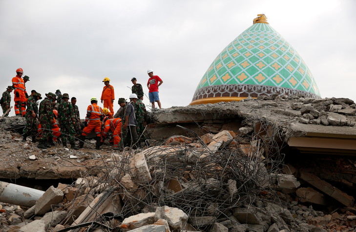 Indonésie: 60 morts dans le séisme sur l'île de Célèbes