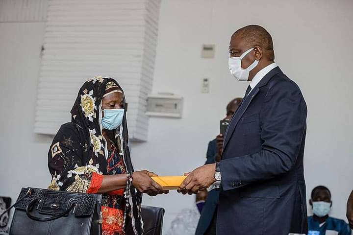 Décès des soldats ivoiriens au Mali : le gouvernement remet 15 millions FCFA à chaque famille endeuillée
