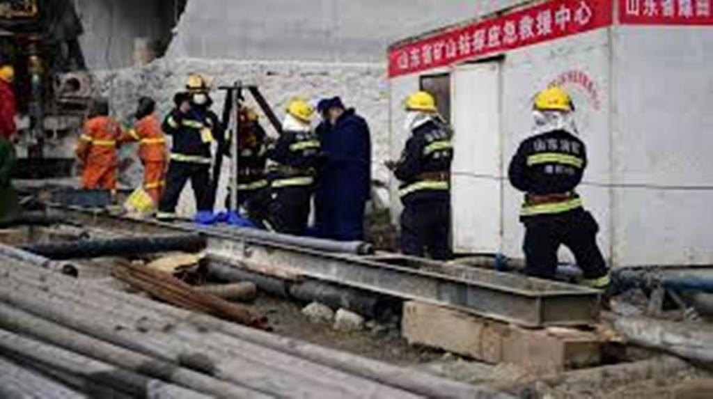 Chine : 11 mineurs secourus après deux semaines coincés sous terre