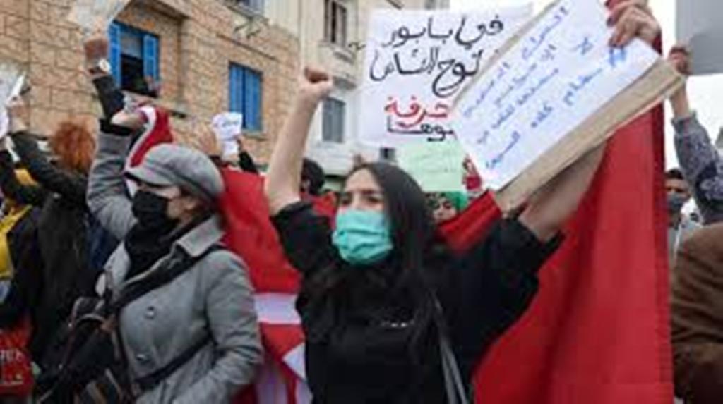 Tunisie : manifestations contre la répression et couvre-feu prolongé