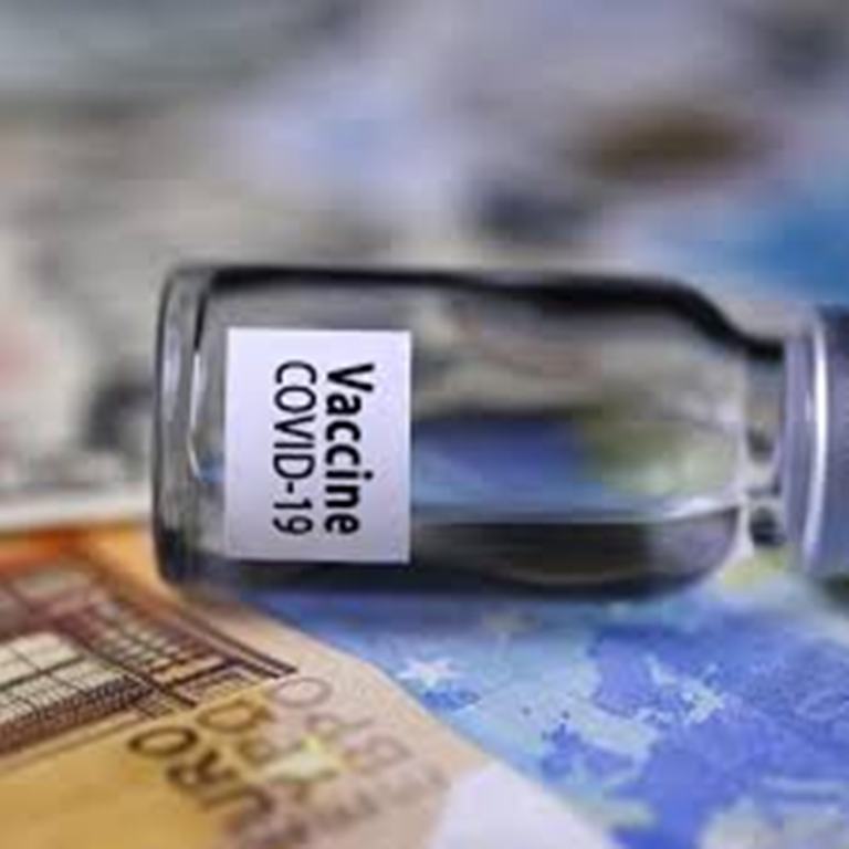 Passe-droits et vaccins anti-Covid: des affaires qui passent mal