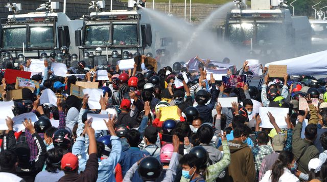 Coup d'État en Birmanie: canons à eau contre des manifestants à Naypyidaw