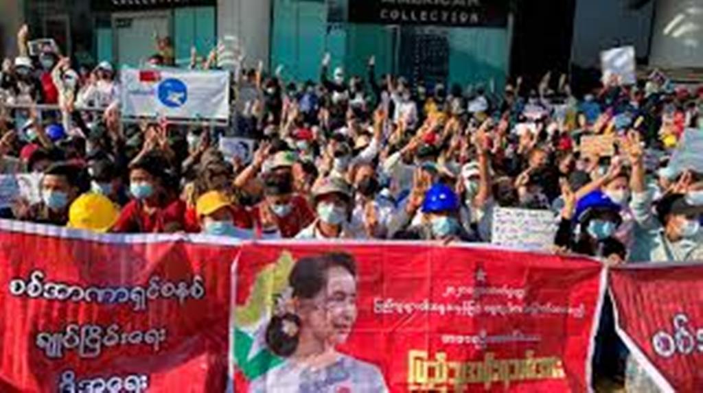 Birmanie: 5e jour de manifestations, raid contre le siège du parti d'Aung San Suu Kyi