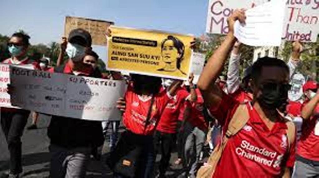 Coup d'État en Birmanie : les manifestants toujours dans la rue malgré les arrestations