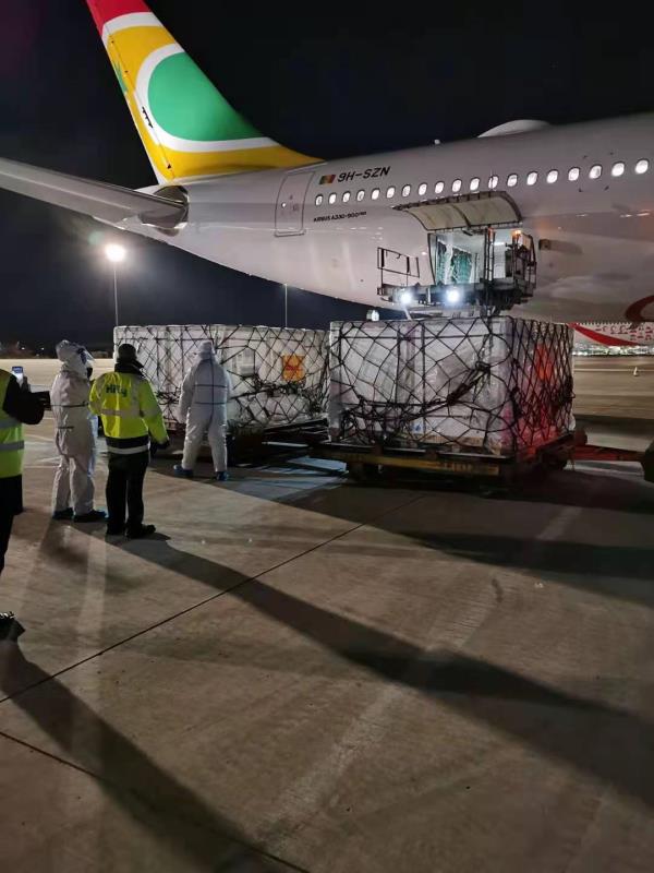 AIBD : Macky Sall réceptionne les 200.000 doses de vaccins Sinopharm ce mercredi à 21 heures (Images)