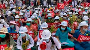 « Où est la justice ? », « Stop terrorisme », « Combien de vies doivent être prises avant que le monde réagisse ? », pouvait-on lire sur les réseaux sociaux birmans. La jeunesse, qui n’a jamais connu les brutalités d’un régime policier, est sous le c