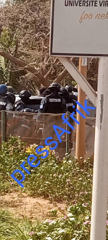 Direct : les images du véhicule de Sonko encerclé par les GIGN (Reportage Photos)