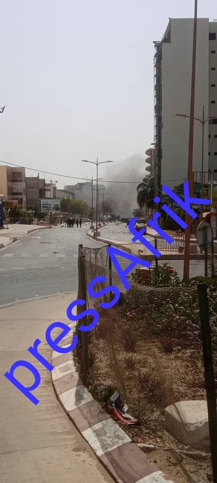 Direct : les images du véhicule de Sonko encerclé par les GIGN (Reportage Photos)