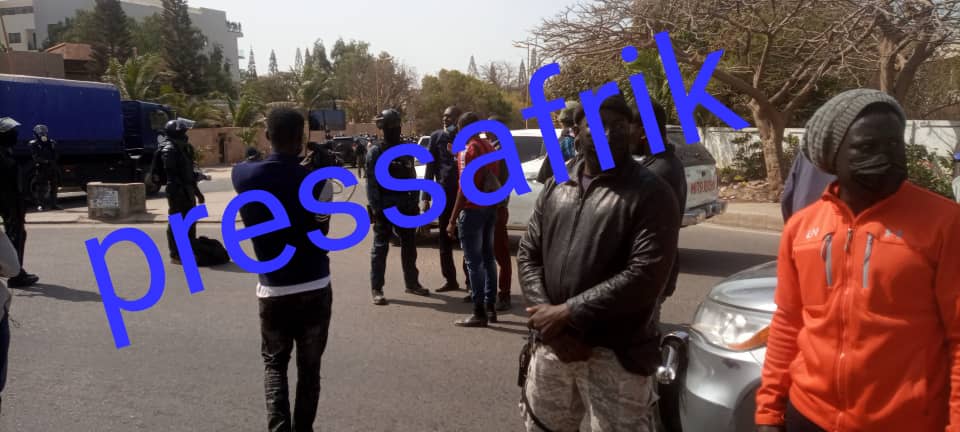 Direct : les images du véhicule de Sonko encerclé par les GIGN (Reportage Photos)