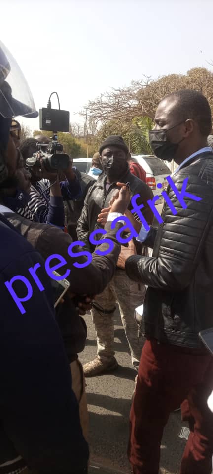 Direct : les images du véhicule de Sonko encerclé par les GIGN (Reportage Photos)