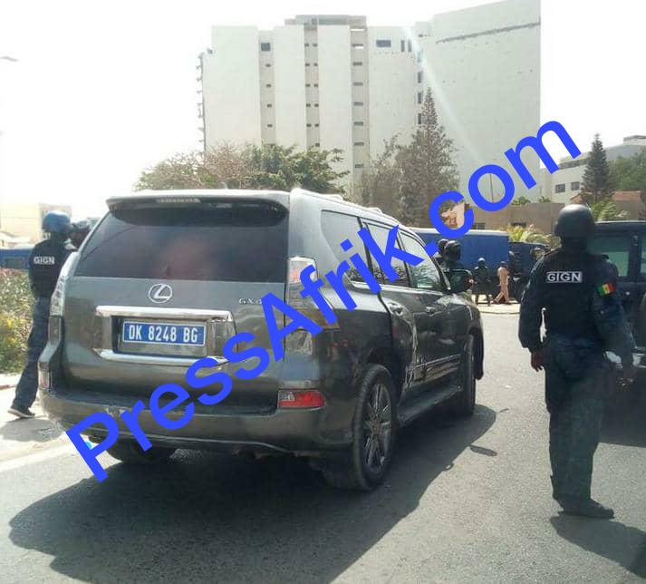 Direct : les images du véhicule de Sonko encerclé par les GIGN (Reportage Photos)