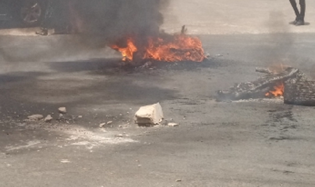 ​Arrestation d’Ousmane Sonko : le rond-point case bi bloqué par des manifestants