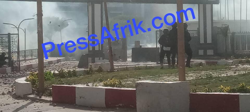 Arrestation Sonko : l’Université Cheikh Anta Diop de Dakar, théâtre d’affrontements entre étudiants et forces de l’ordre (IMAGES)