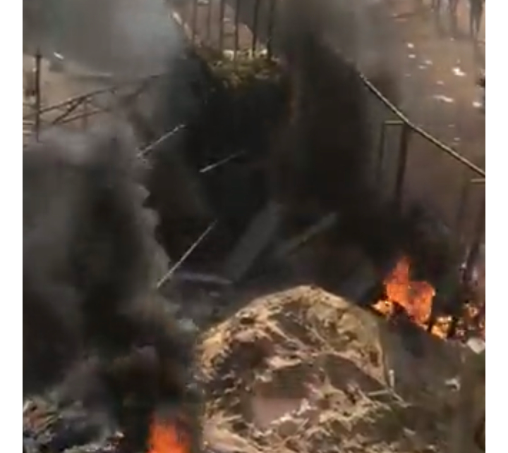 Parcelles Assainies : le siège de la Sonatel et Auchan calcinés et pillés par des manifestants