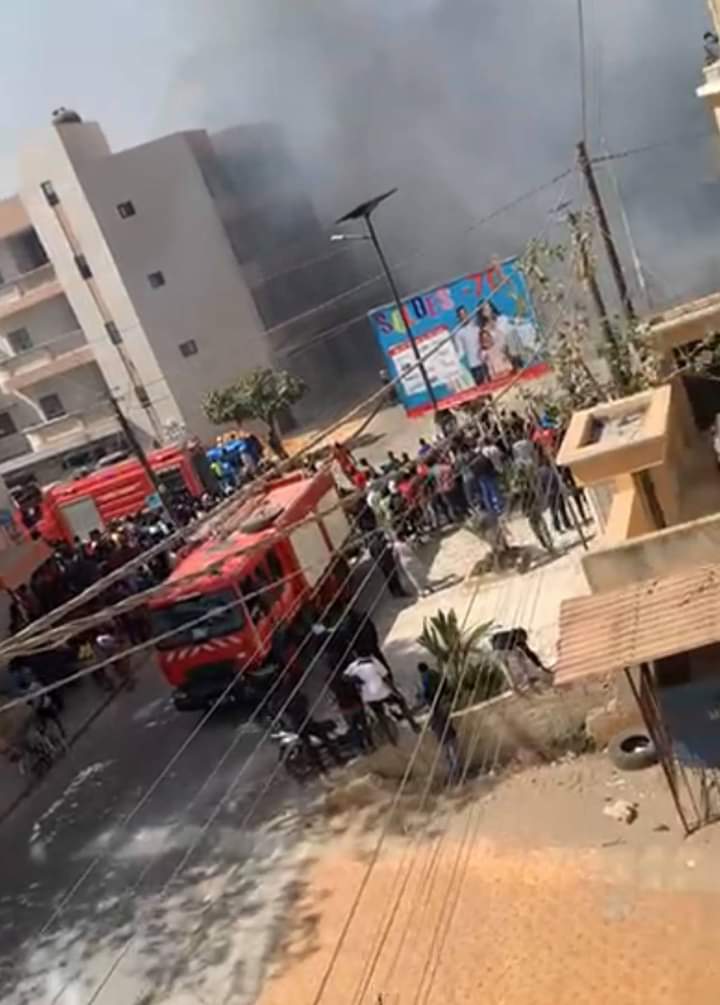 Liberté 6 extension : venus ériger une barricade, des soudeurs "mettent le feu" au magasin Auchan 