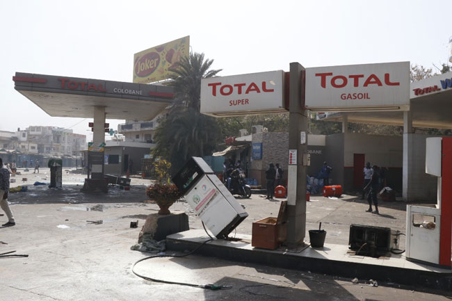 Saccage des stations-services: à Dakar des, chauffeurs frappés par une difficulté d'approvisionnement en carburant (Reportage)