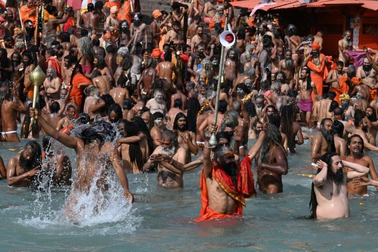 Inde: malgré la Covid-19, des centaines de milliers d'hindous se baignent dans le Gange pour Maha Shivratri