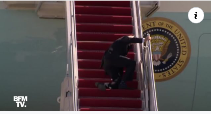 Air Force One: Joe Biden trébuche à trois reprise sur les marches le conduisant à l'appareil
