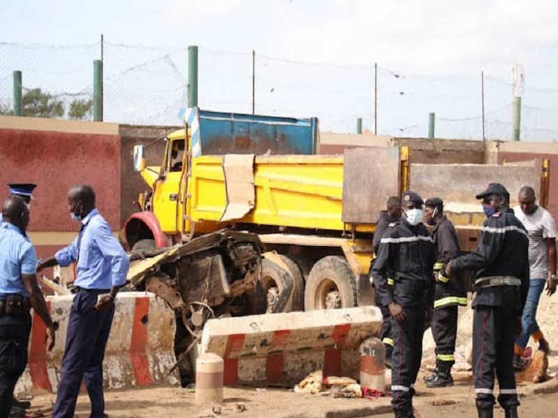 Horreur à Dakar: la benne d’un camion de sable tombe sur un véhicule Mercedes et tue le chauffeur