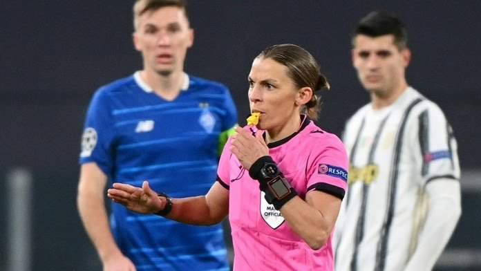 Stéphanie Frappart, première femme à arbitrer un match de qualification à la Coupe du Monde