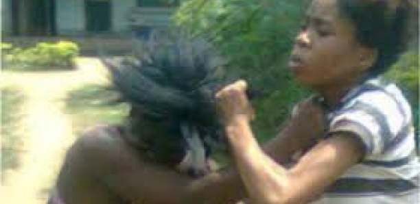 Pour une affaire de jalousie, la « niarél » se fait mordre par la « awoo » et la blesse avec une pierre