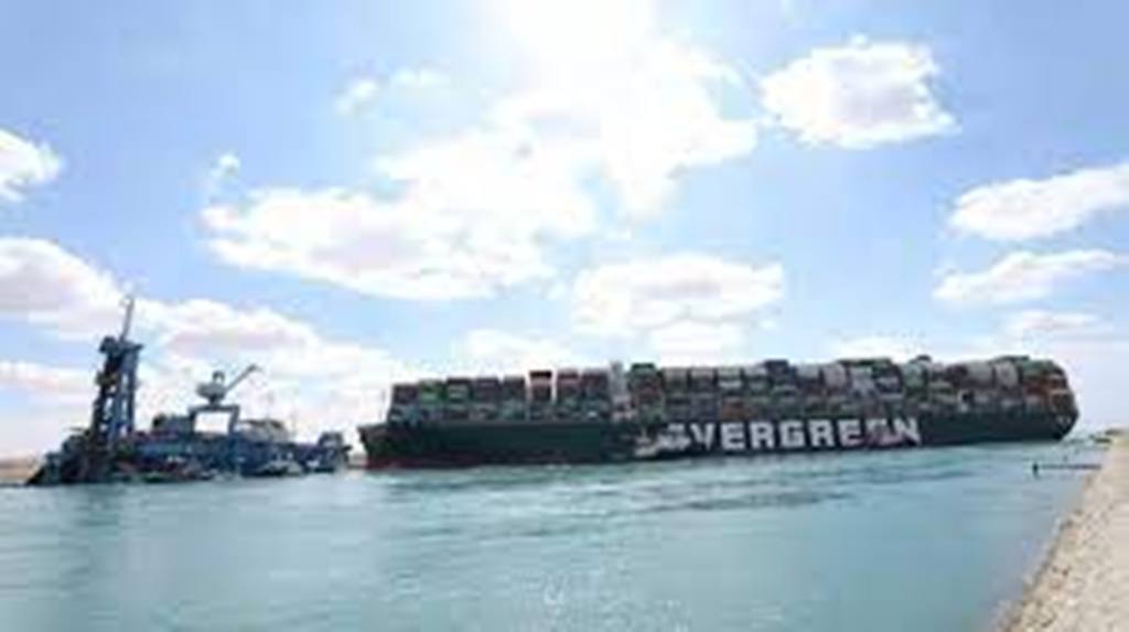Porte-conteneurs échoué au milieu du canal de Suez: le propriétaire japonais se veut optimiste