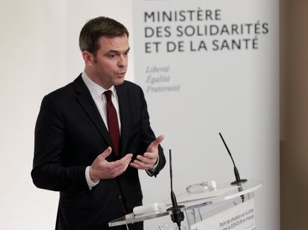 Vaccin AstraZeneca: "deux personnes sur un million peuvent avoir un effet indésirable", selon Olivier Véran
