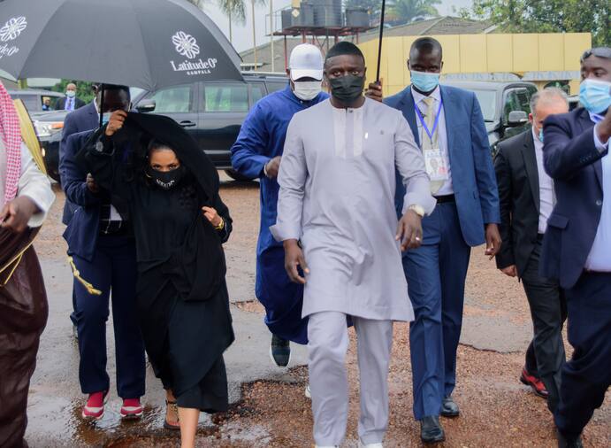 Le chanteur Akon en quête de business attise le feu politique en Ouganda