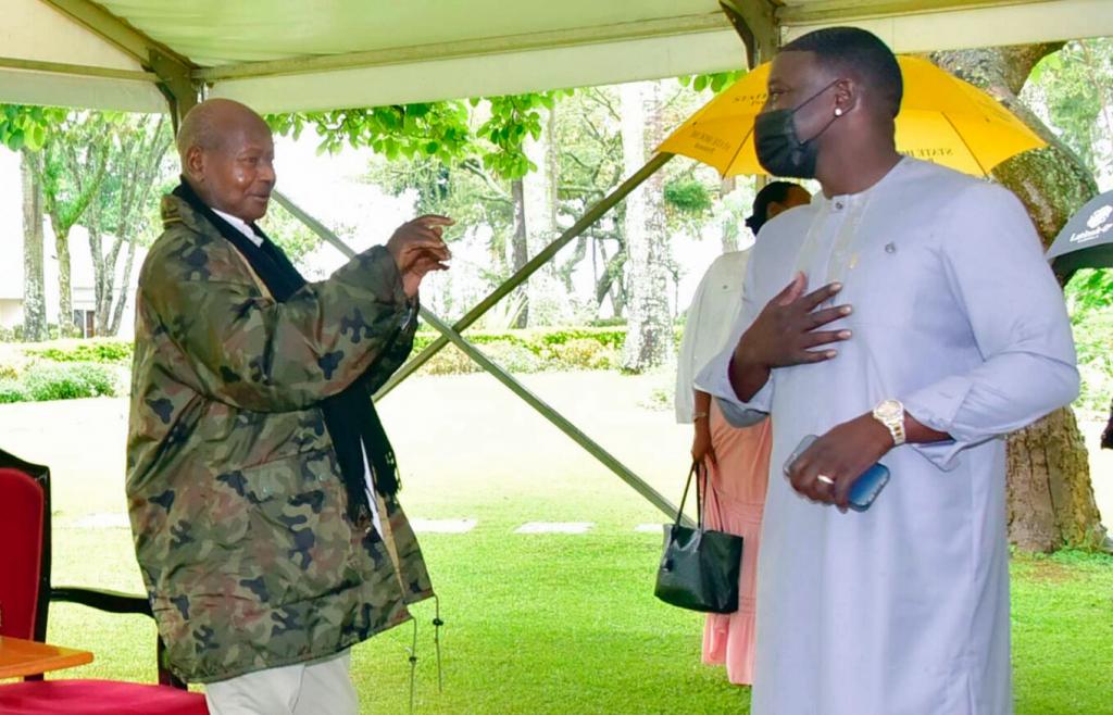 Le chanteur Akon en quête de business attise le feu politique en Ouganda