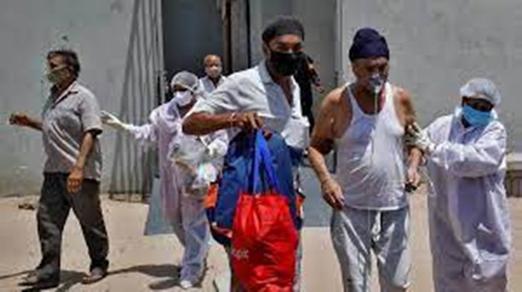 Flambée épidémique en Inde: ce que l'on sait sur le «variant indien» du Covid-19