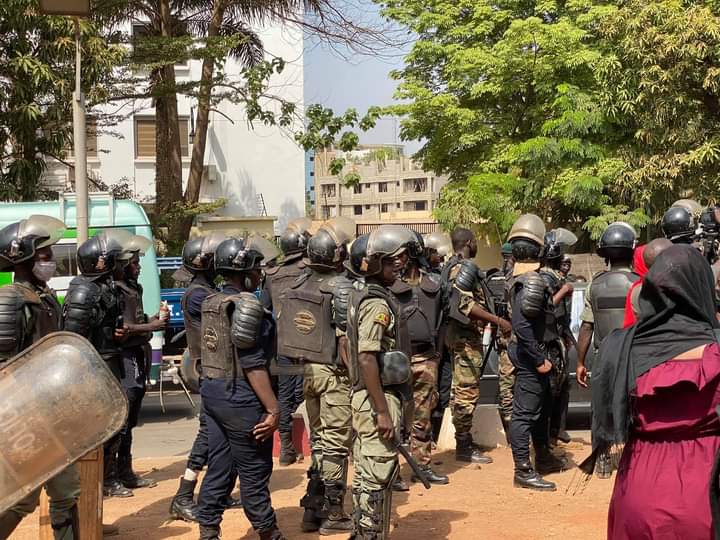 Bamako : des manifestants contre les coupures d’électricité dispersés à coup de lacrymogènes