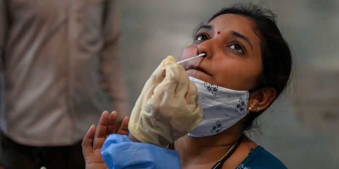 Flambée épidémique en Inde: ce que l'on sait sur le «variant indien» du Covid-19