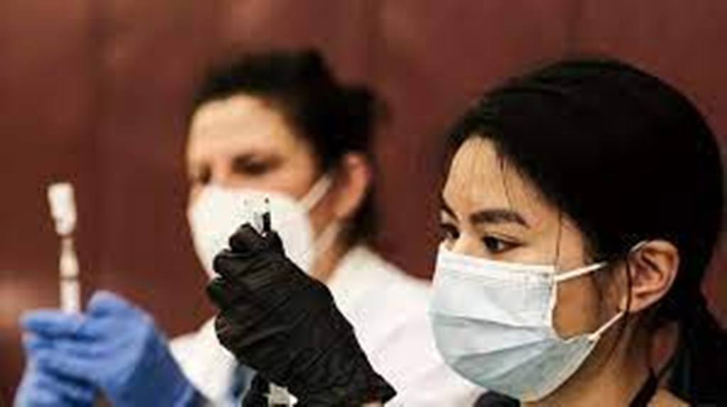 Covid-19: aux États-Unis, les autorités s'inquiètent de voir la deuxième dose de vaccin boudée
