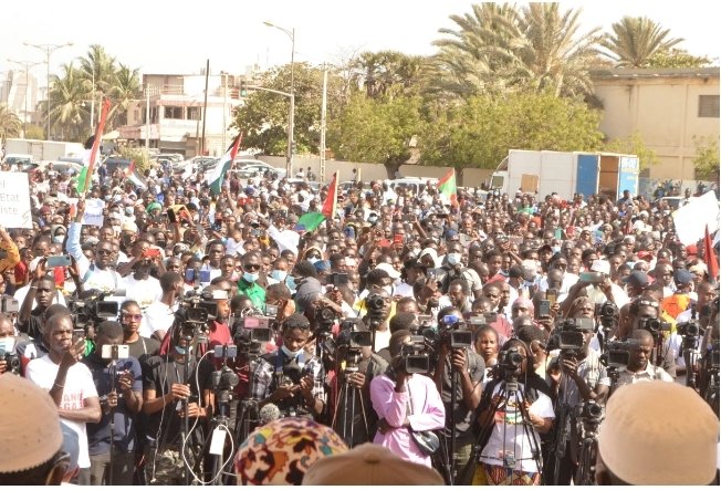 Place de la Nation: Des centaines de Sénégalais se rassemblent ce dimanche pour la criminalisation de l’homosexualité (Vidéo)