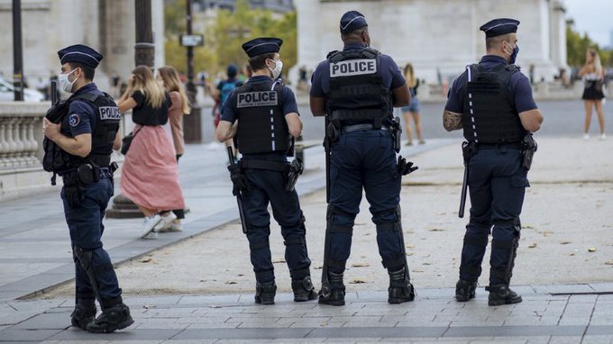 France: Un homme activement recherché après l'agression au couteau d'une policière