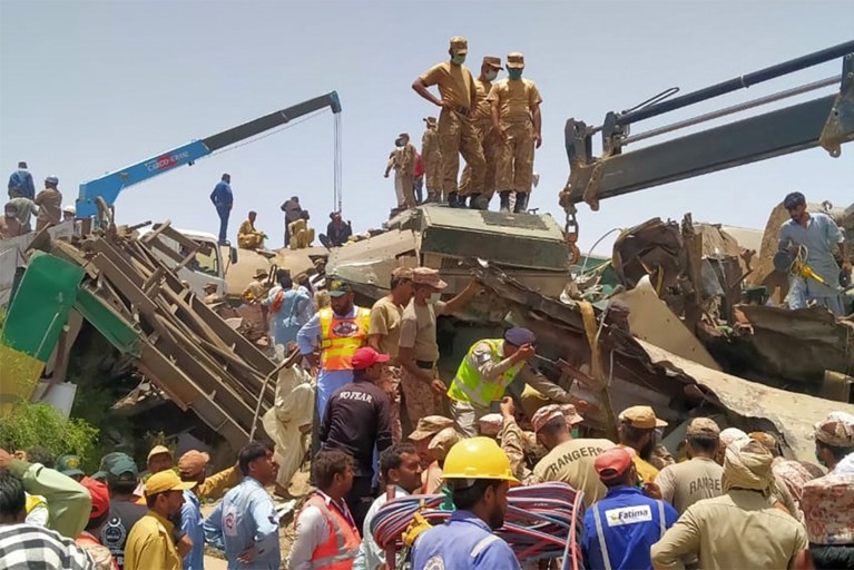 Au moins 40 morts dans un double accident ferroviaire au Pakistan