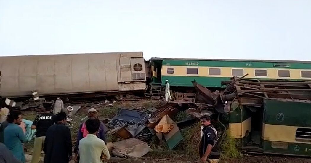 Pakistan: le bilan du double accident ferroviaire passe à 63 morts (compagnie)