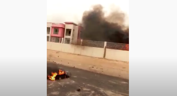 Vidéo - À Matam, les jeunes de Ndouloumadji brûlent la maison de Macky Sall