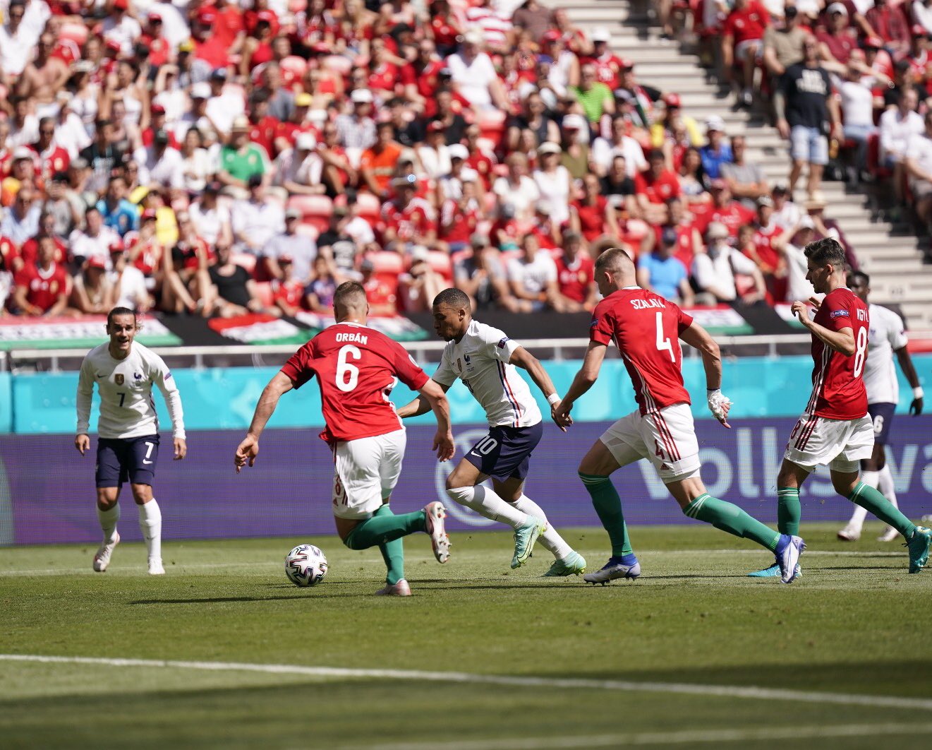Menés contre la Hongrie, les Bleus arrachent un match nul