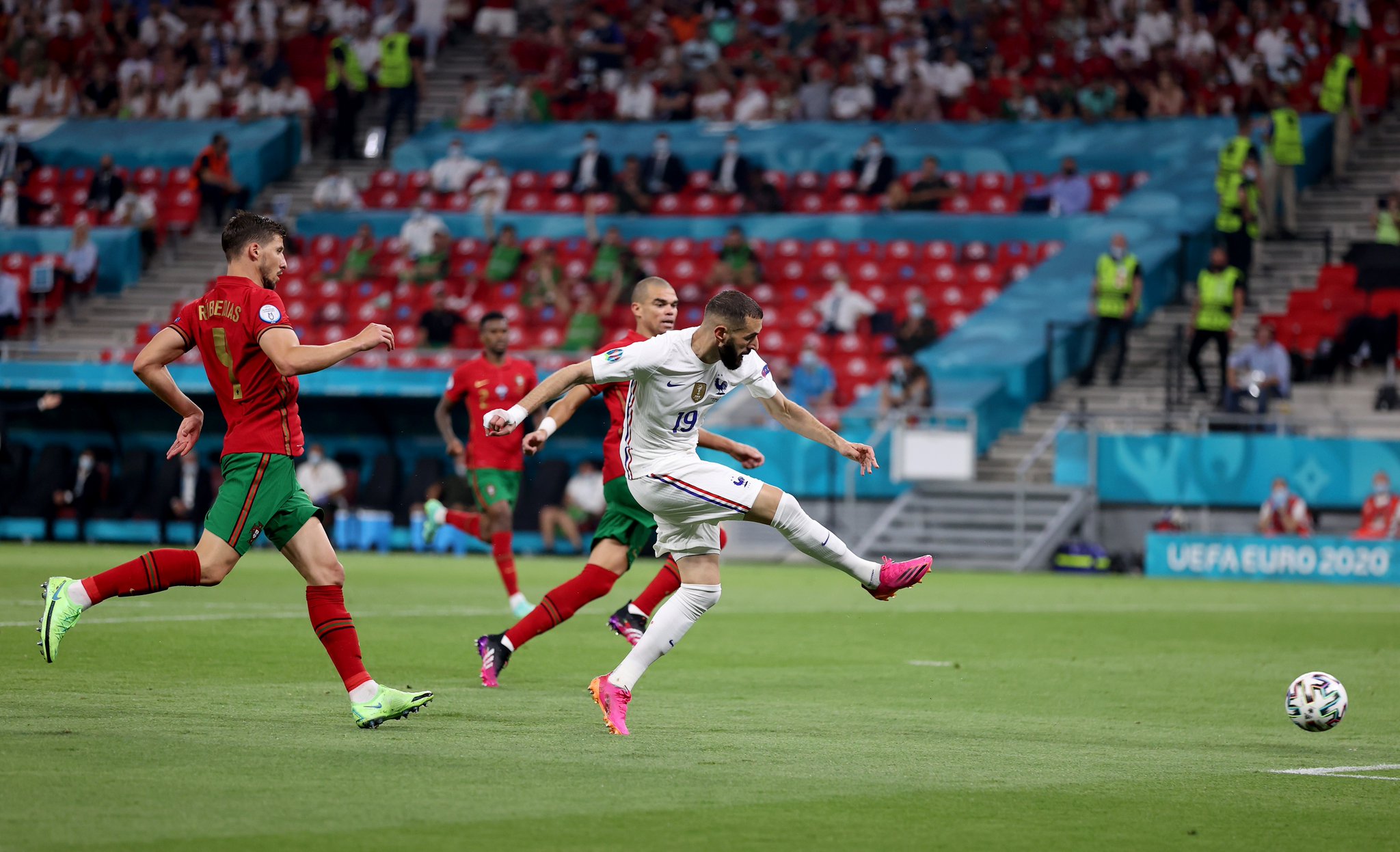 La France finit première du groupe après un match fou contre le Portugal et affrontera la Suisse en 8es