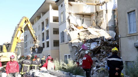 États-Unis: le bilan de l'immeuble effondré en Floride passe à 10 morts et 151 personnes disparues