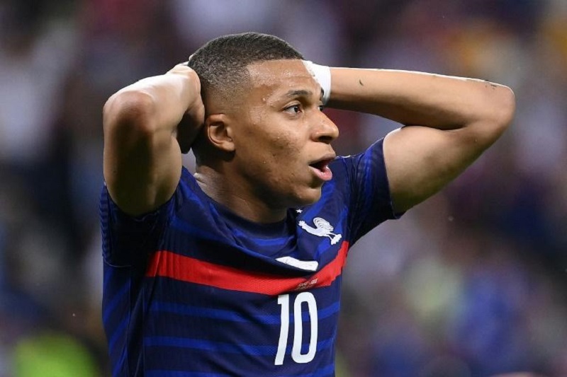 Bleus: Mbappé, premier accroc à l'aube d'un été charnière